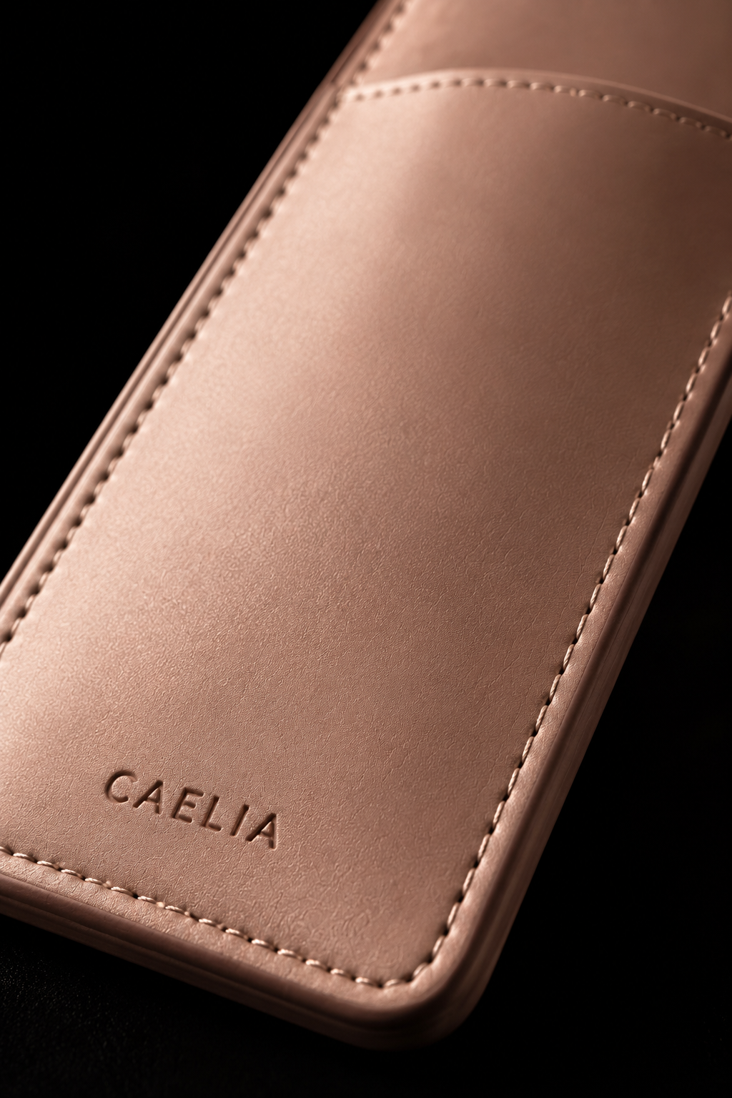 Dettaglio di Caelia: cuciture e logo impresso